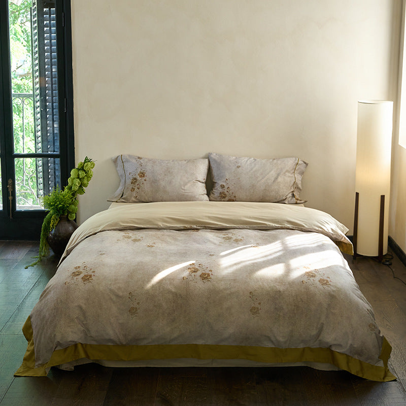 Reversible cotton percale bed linen set with blurred vintage floral print and contrasted hem