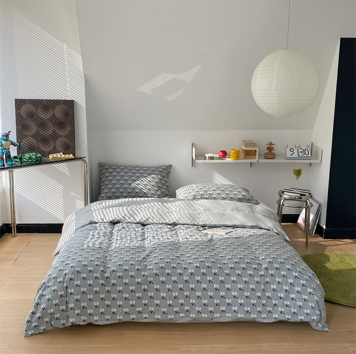 Bedding set made of cotton percale with delicate cherry motif and reversible easy care