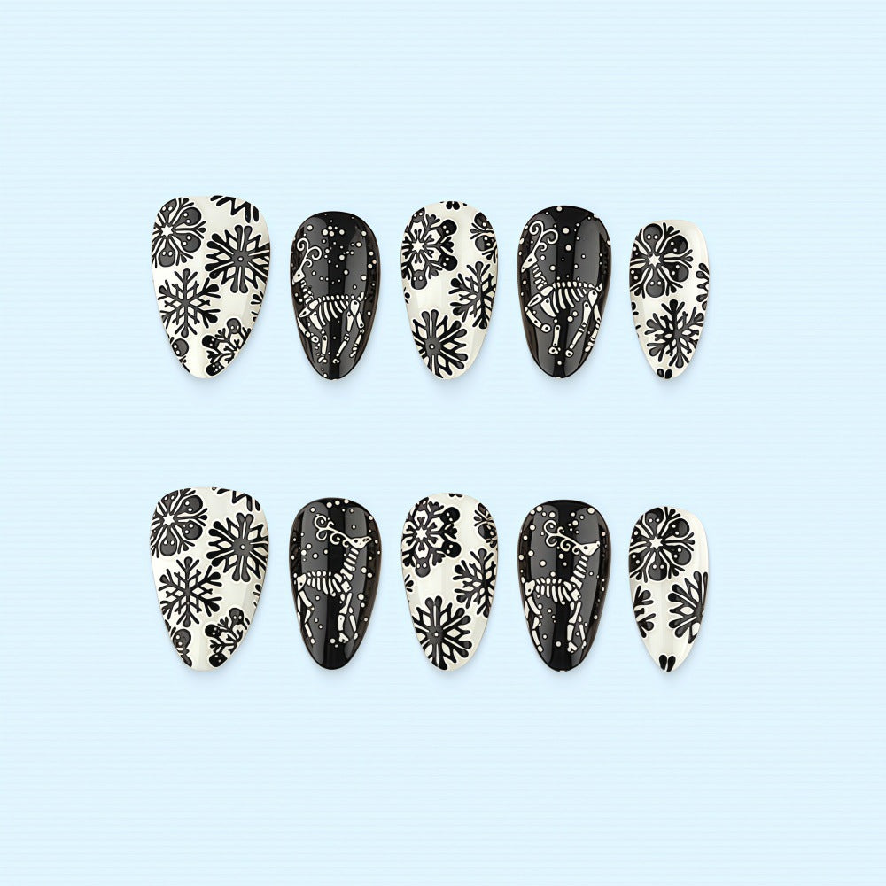 Artificial nails in a unique winter design with snow and reindeer motifs Stornfield