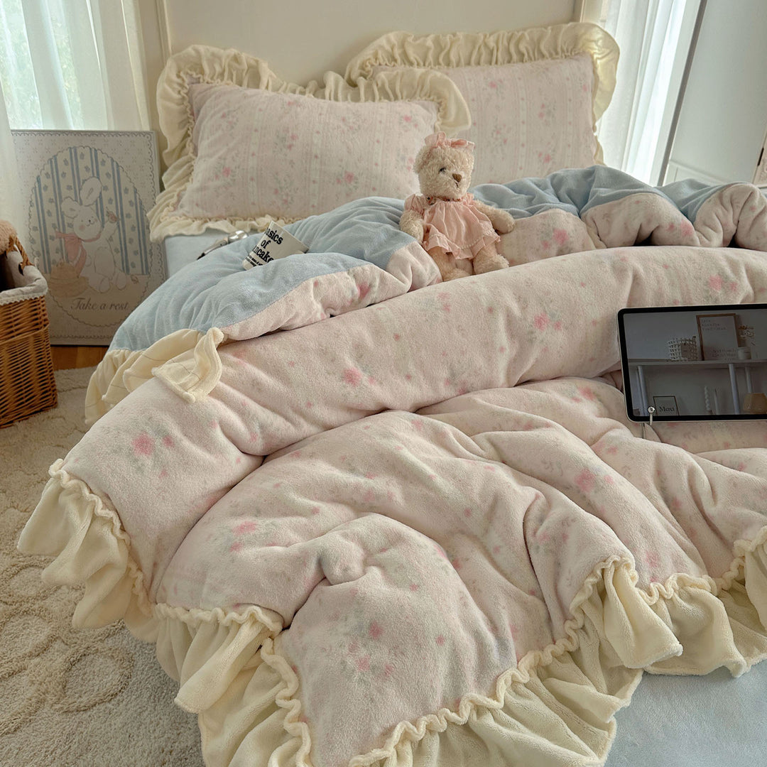 Floral Patterned Ruffled Comforter Set