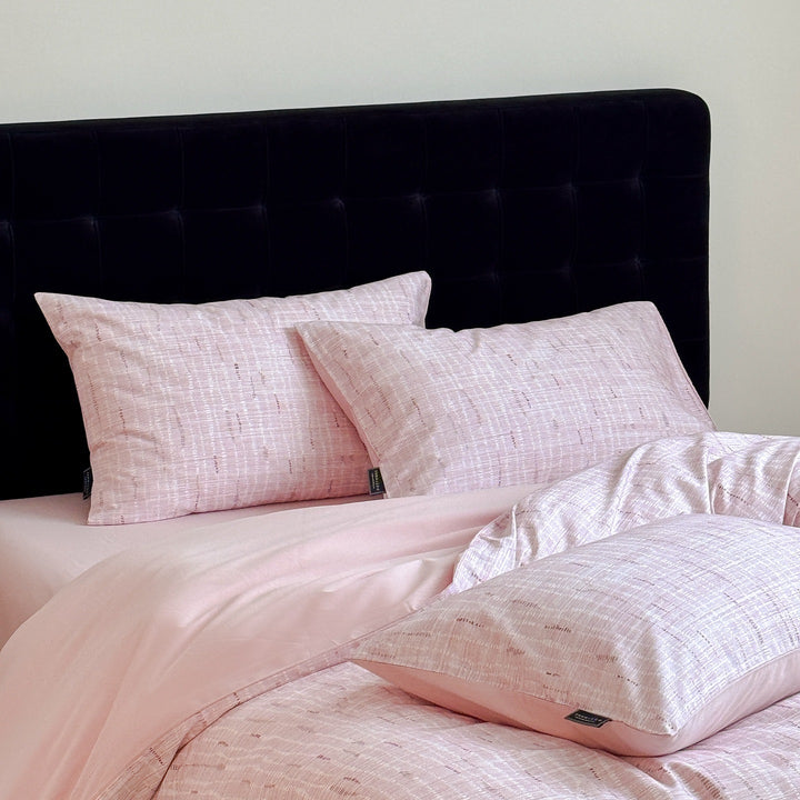 Fine woven bed linen set made of cotton satin with subtle texture and reversible design