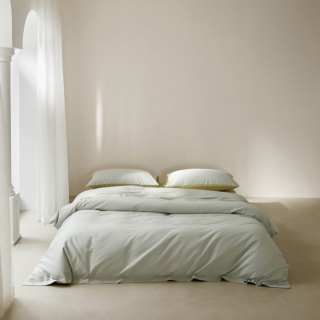 Cotton bedding set with satin finish and zipper