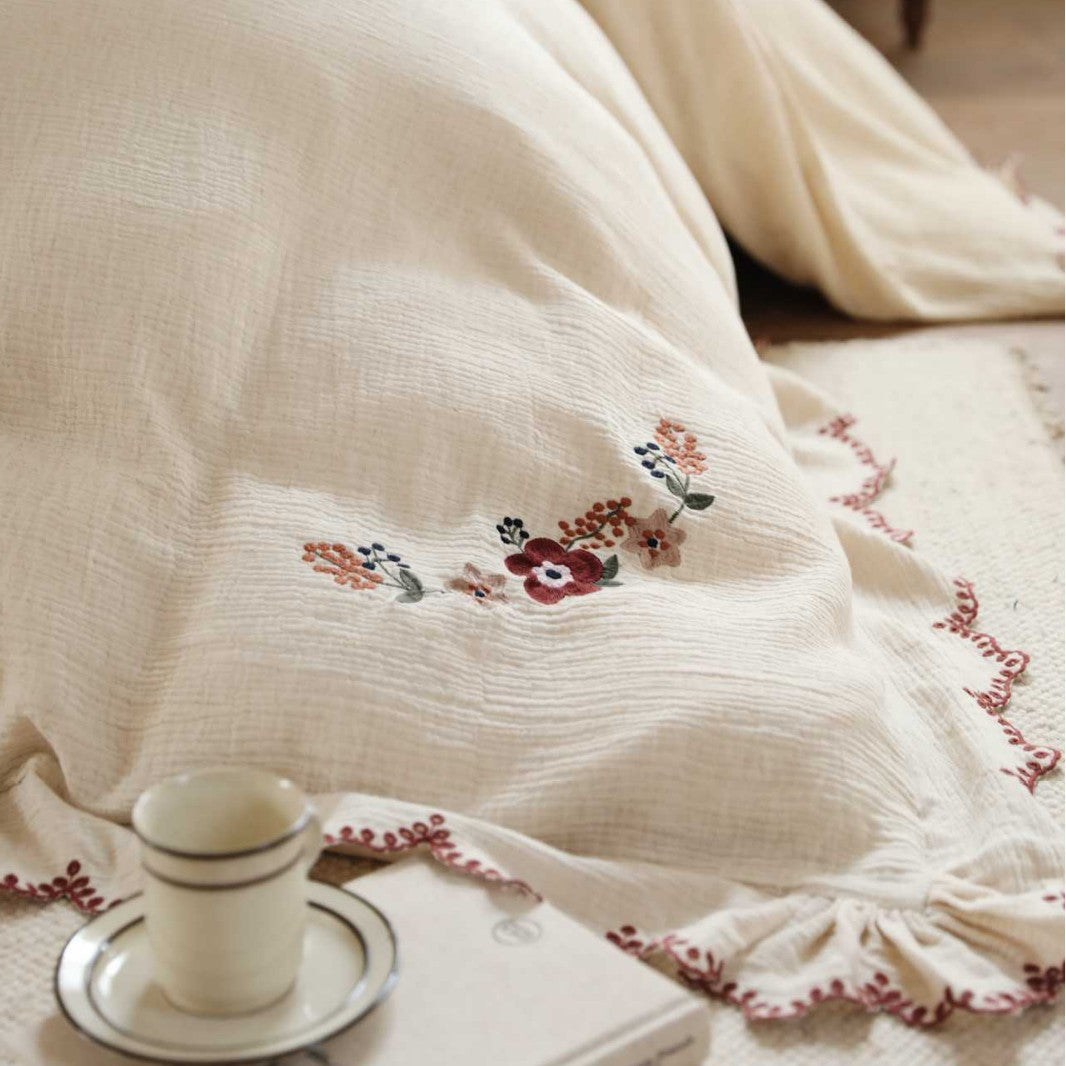 Embroidered cotton muslin bedding set with frill and floral embroidery