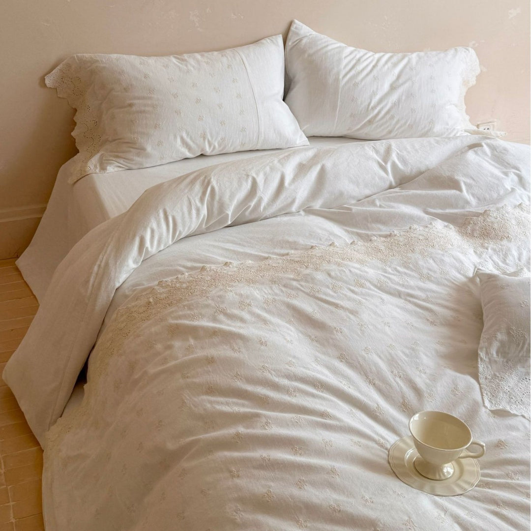 Vintage-Inspired Embroidered Eyelet Cotton Duvet Cover Set with Scalloped Lace Trim & Envelope Pillow Shams