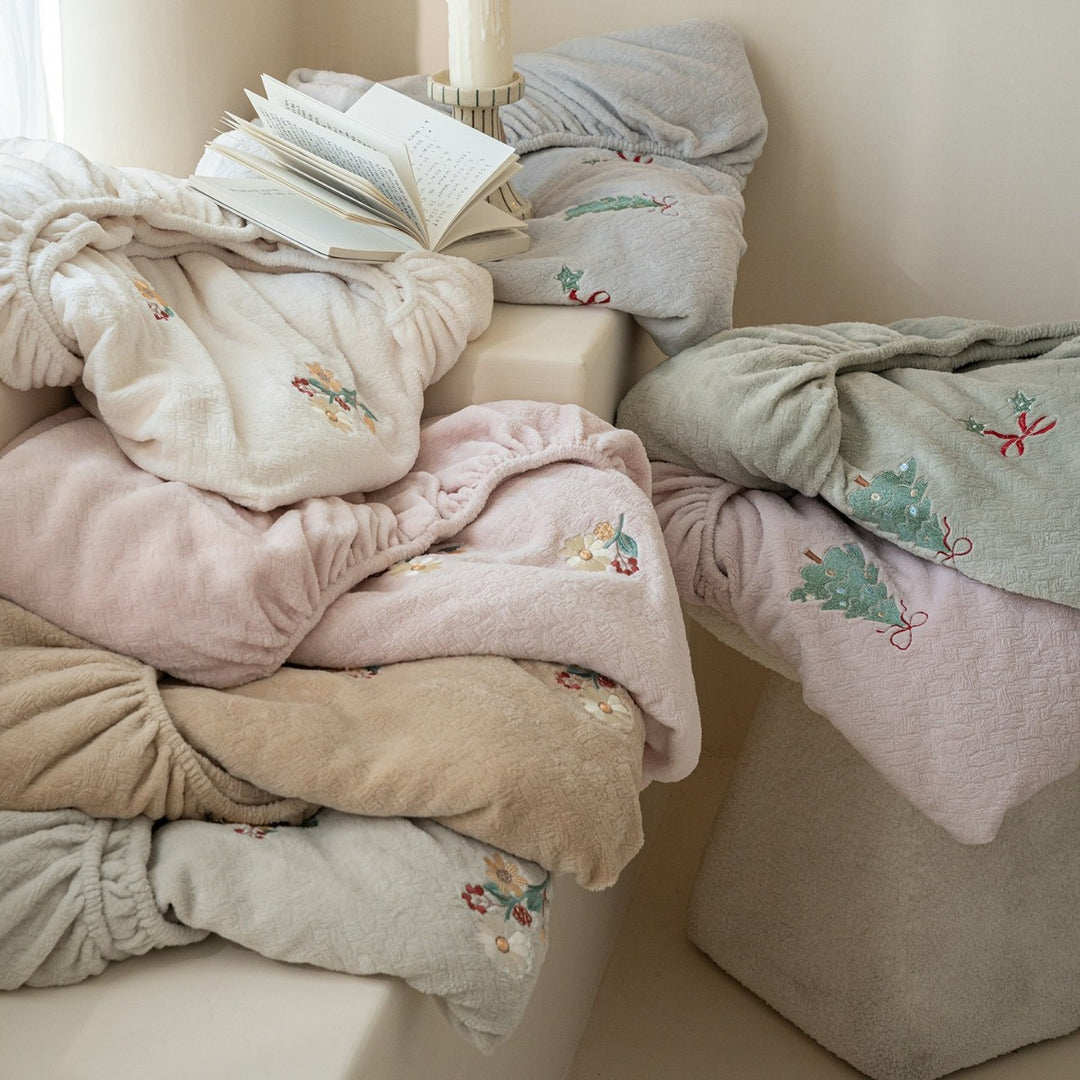 Fitted sheet set with embroidered Christmas tree pattern and soft cotton blend