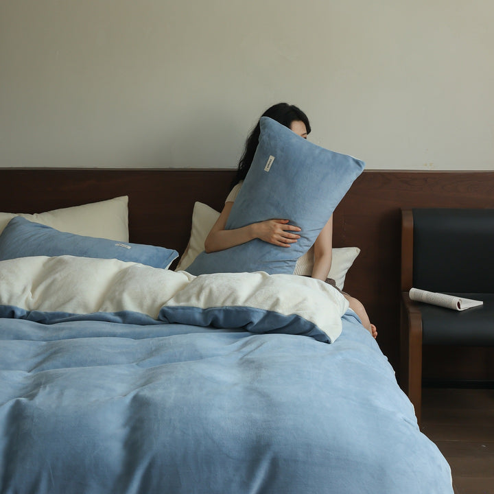Soft velvet-look bedding set made of microfiber with breathable filling and hotel closure