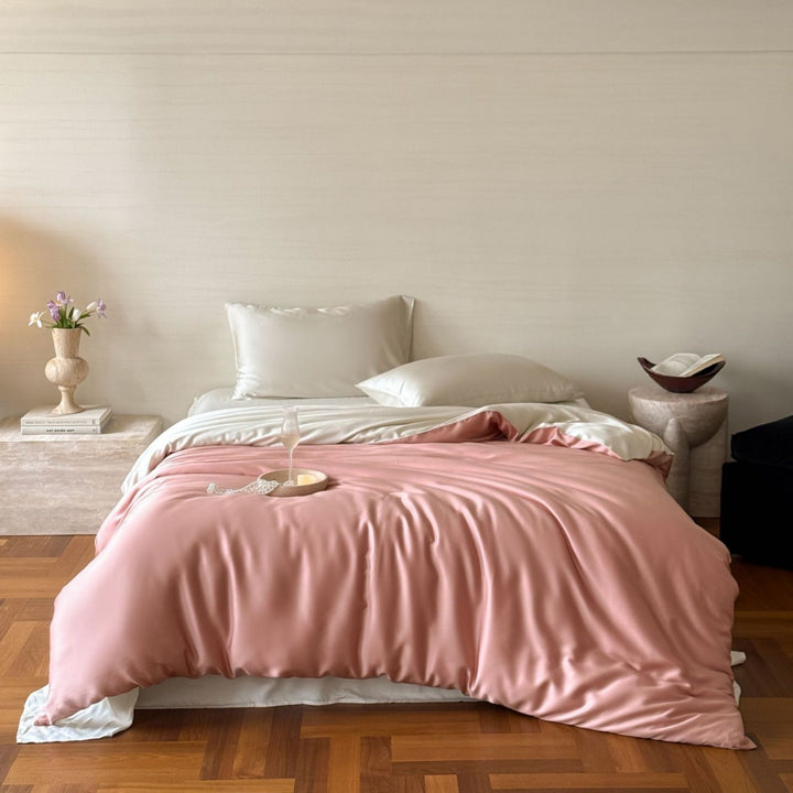 Luxurious satin bedding set with a silky-smooth surface, reversible function and hotel closure