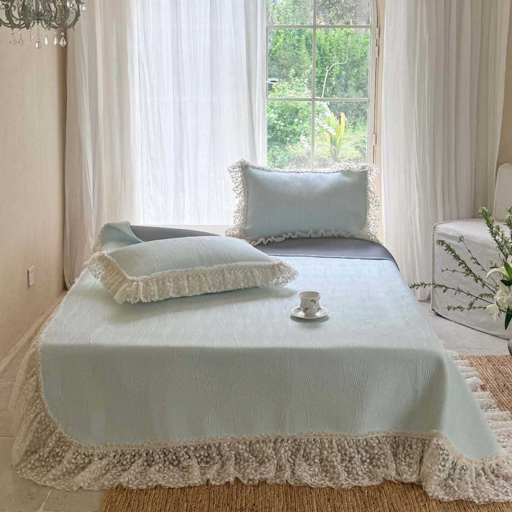 Bedspread with structured wave pattern surface and decorative ruffle trim