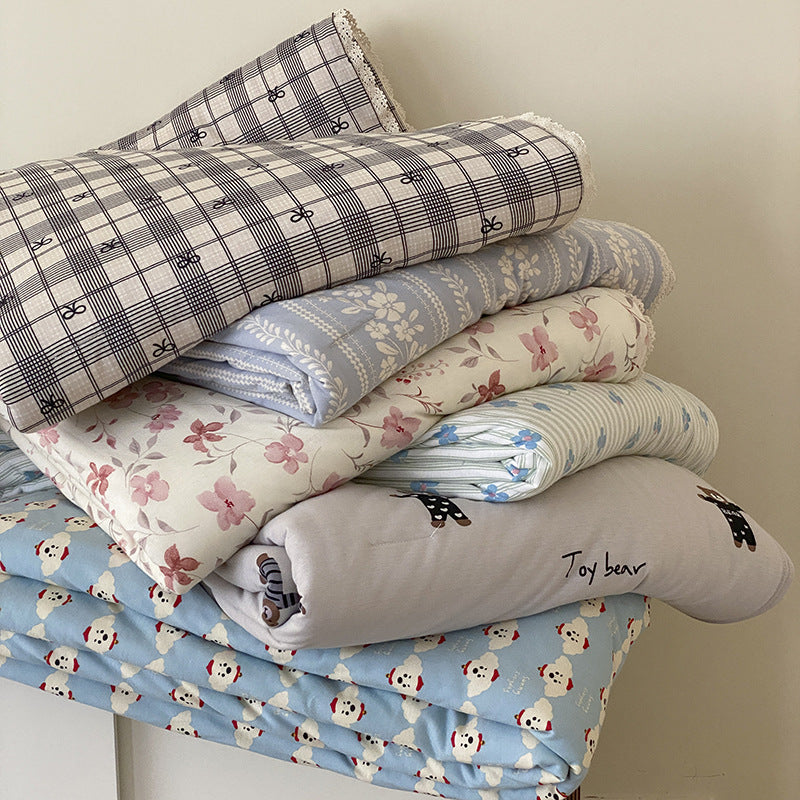 Light cotton gauze bedding set with fine stripe and floral pattern as well as lace edge