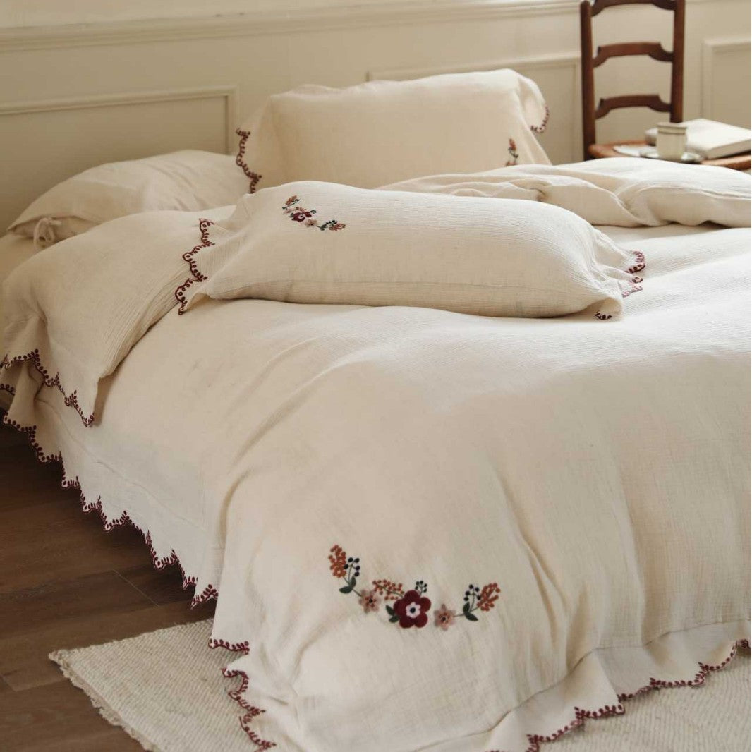 Embroidered cotton muslin bedding set with frill and floral embroidery