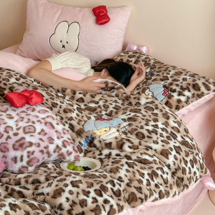 Reversible plush bedding set with leopard pattern and embroidered car appliqués