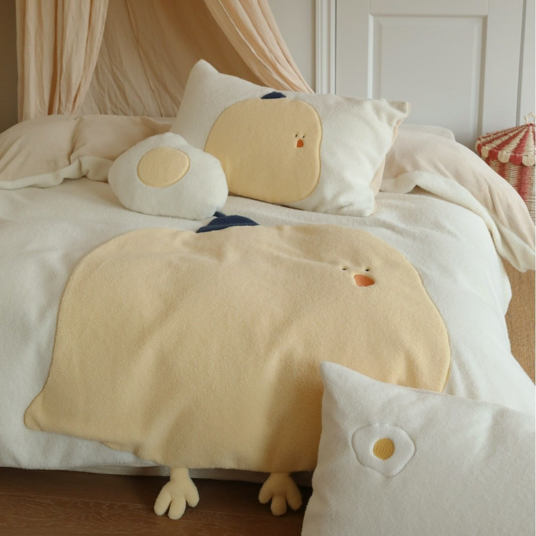 Cuddle blanket with 3D chick application and cute plush feet