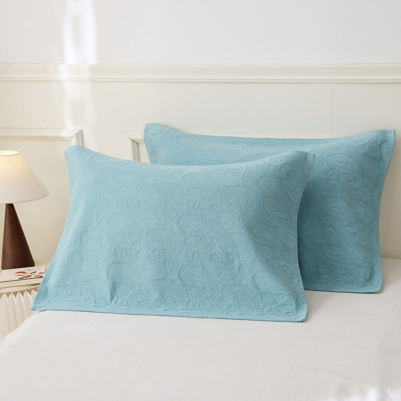 Quilted pillowcase set with paisley relief texture made from breathable cotton blend