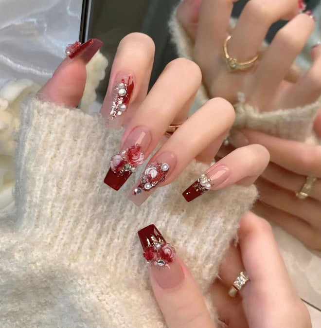 Glamorous nail art with pearls and glitter Stornfield
