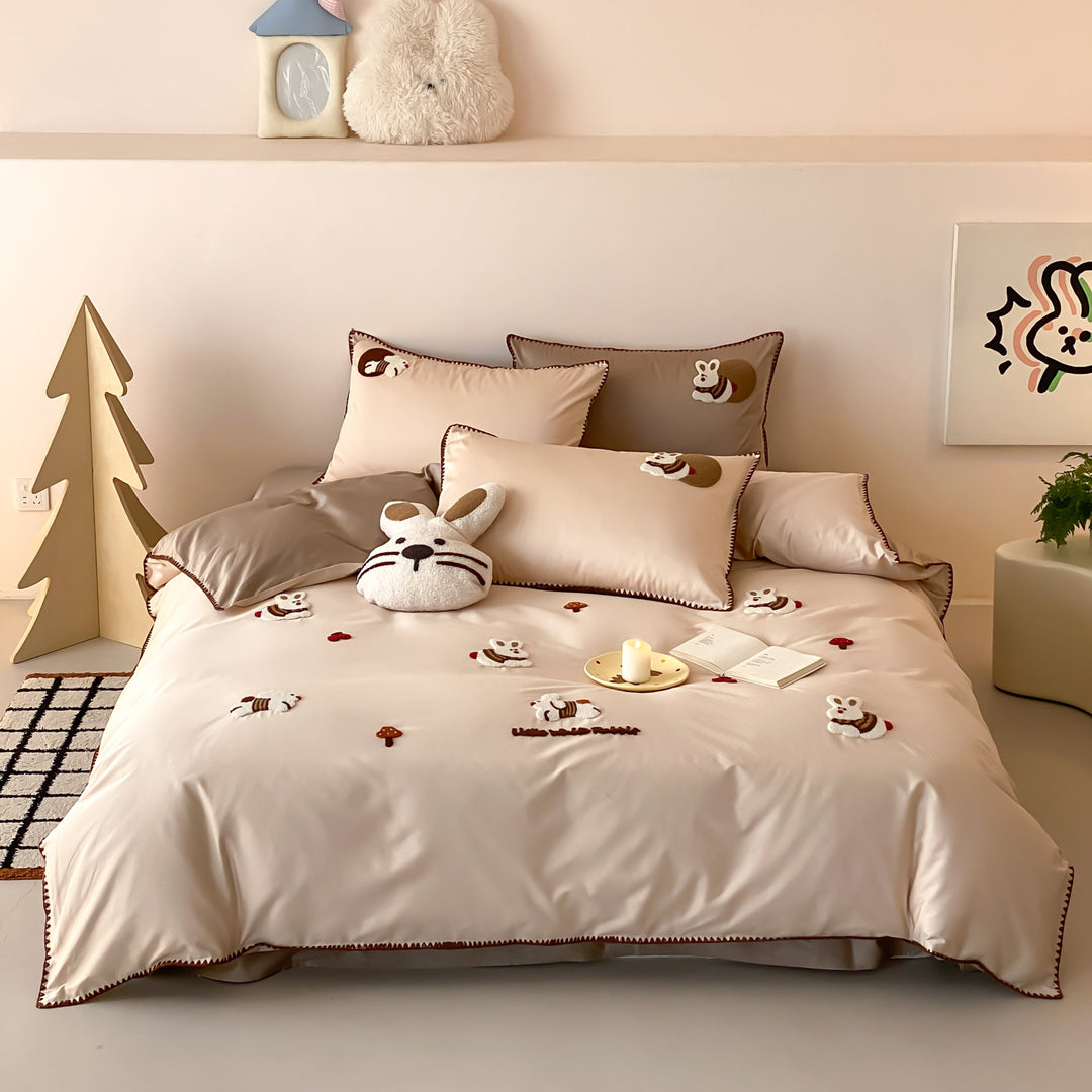 Bedding set made of cotton satin with embroidered cat appliqués and decorative piping