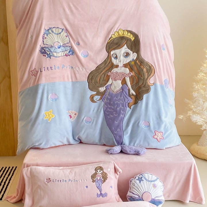 Children's bedding set with 3D mermaid design and plush elements