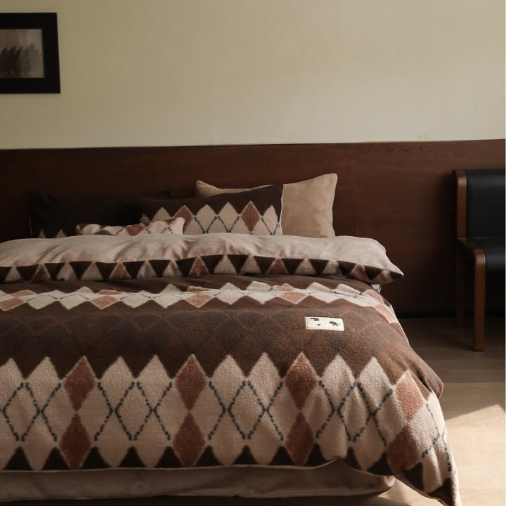 Cozy fleece bedding set with diamond jacquard and reversible function