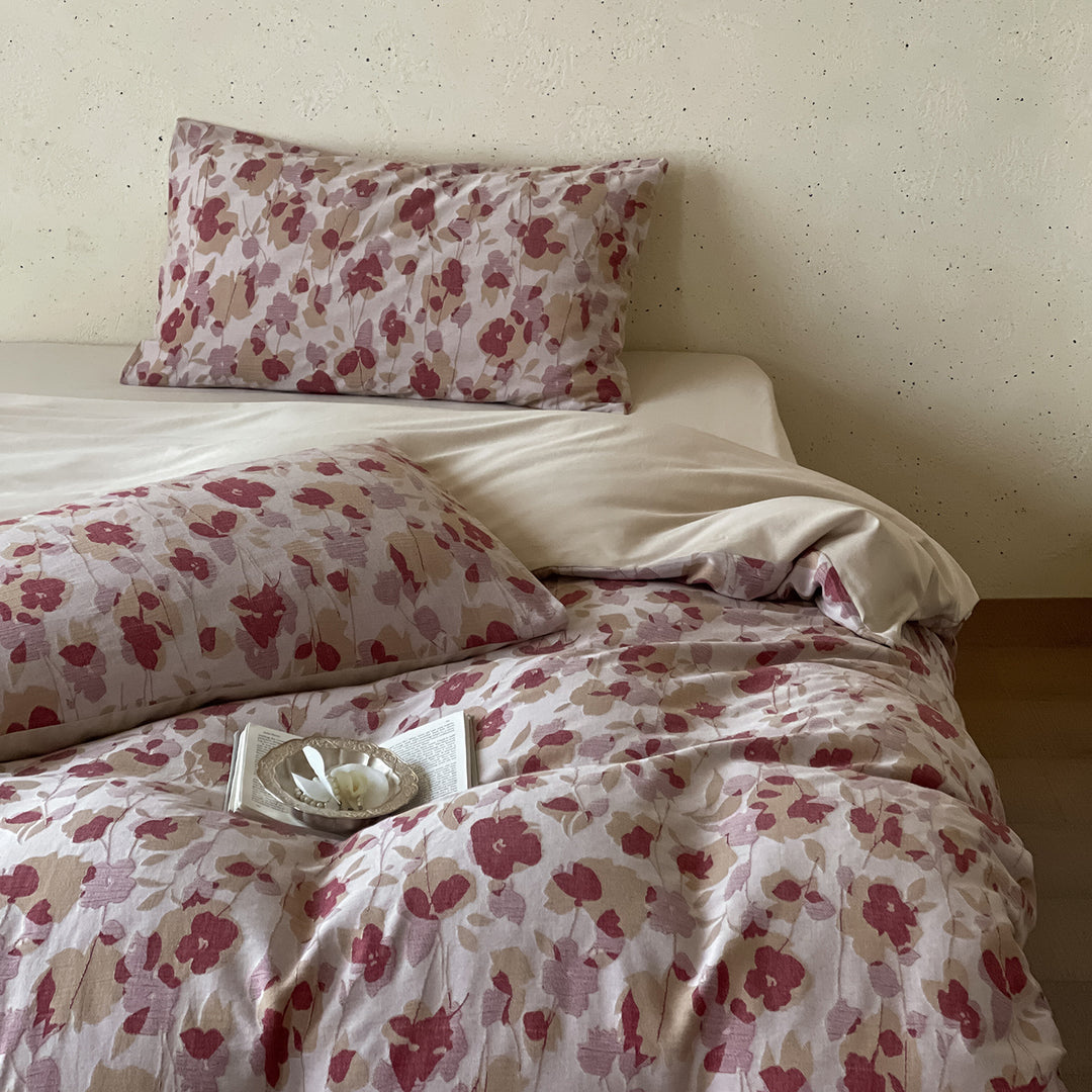 Bedding set with floral cotton percale and extra-soft finish