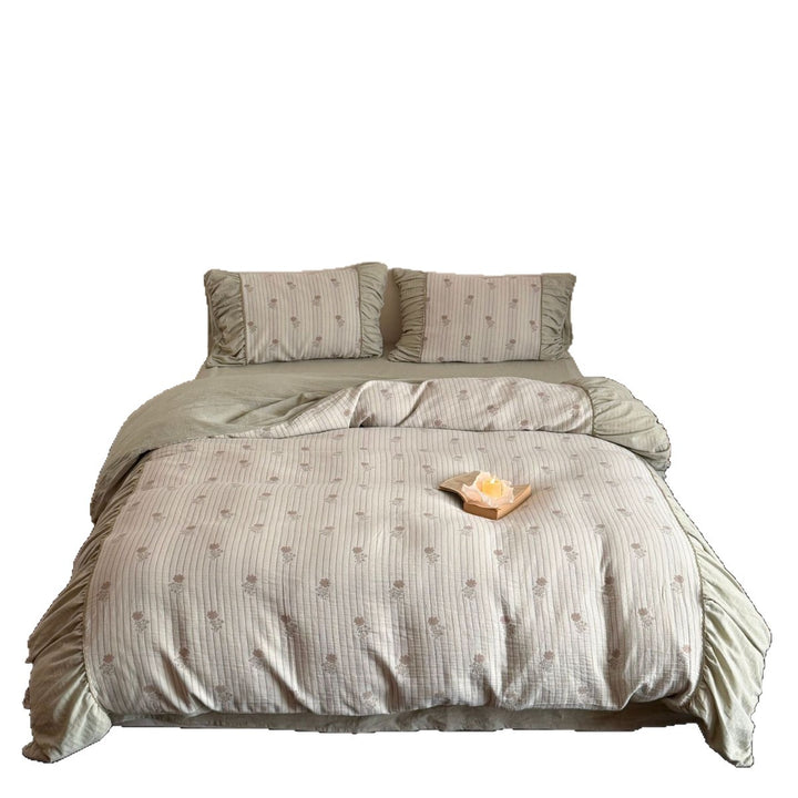 Padded bedding set with ruffled border, quilted bedspread and fine floral pattern