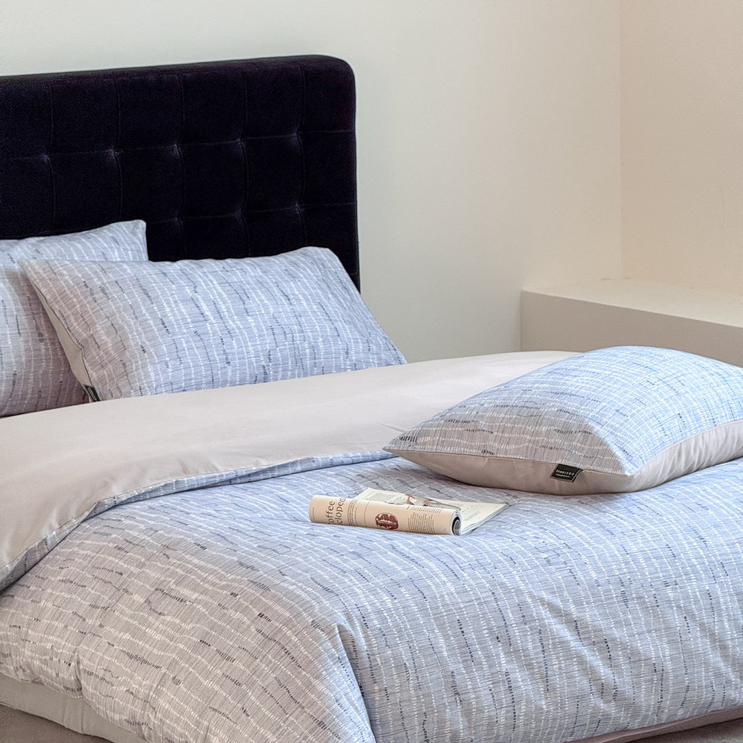 Fine woven bed linen set made of cotton satin with subtle texture and reversible design