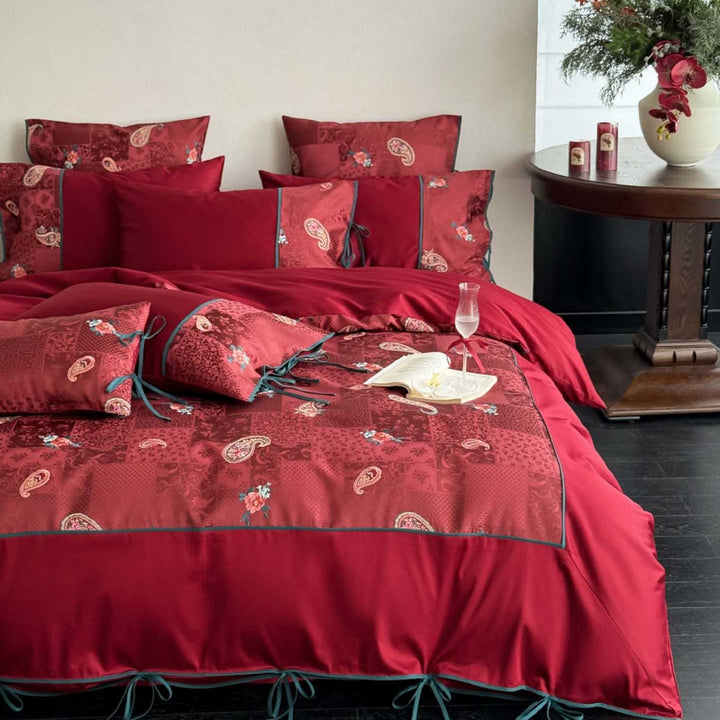 Reversible bedding set made of cotton satin with paisley patchwork and decorative ribbons