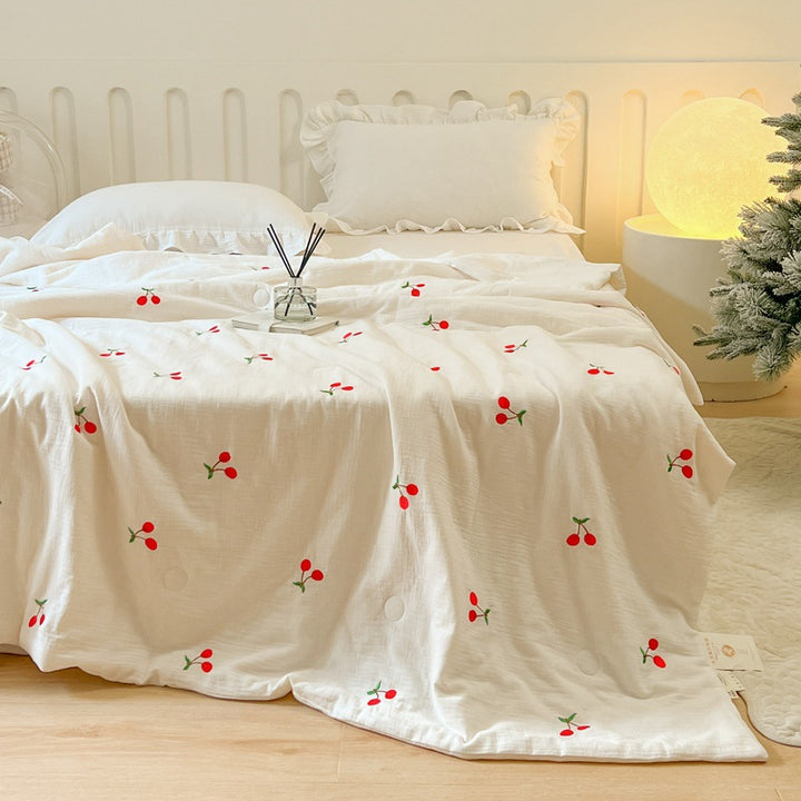 Women lightweight and breathable quilt with delicate floral patterns Stornfield