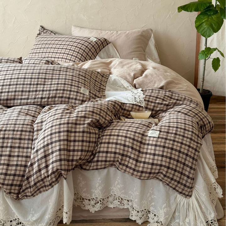 Checkered bedding set made of soft cotton with lace trim