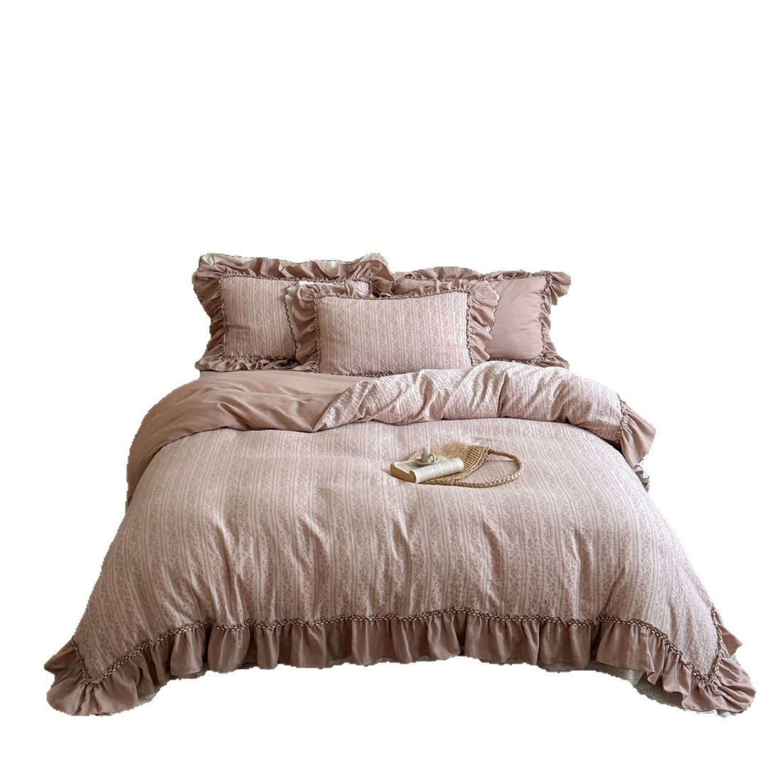 Bedding set with vintage ruffles, reversible cover and lightweight comforter