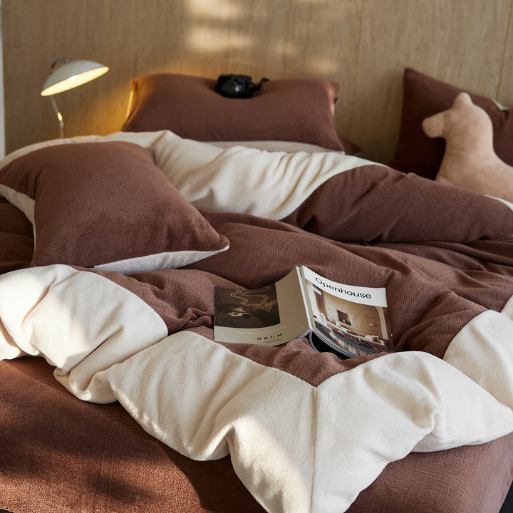 Reversible bedding and throw set made of fine cotton knit with contrast edge