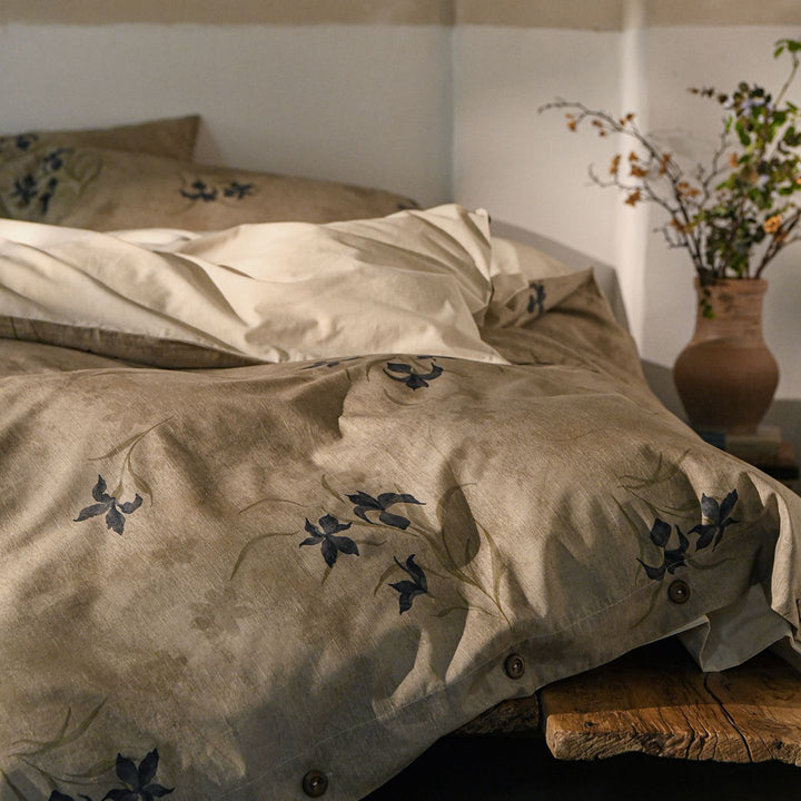 Luxurious bedding set made of cotton satin with floral watercolor pattern reversible duvet cover with button closure and pillowcases