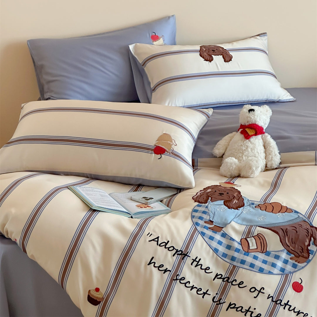 Children's bedding set with satin look, fine stripes and rocking horse appliqués