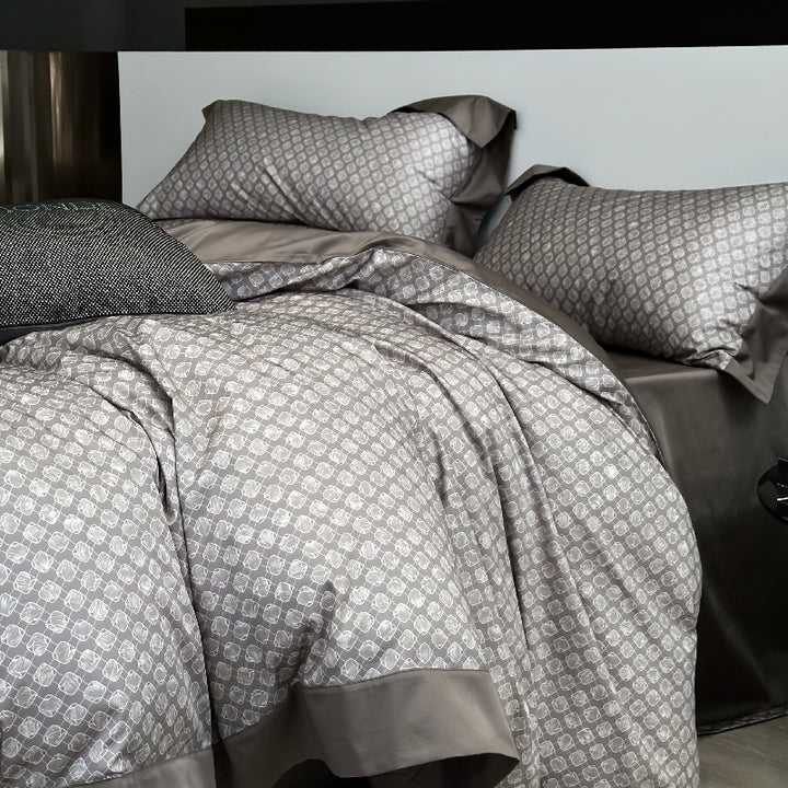 Elegant bed linen set made of cotton satin with discreet jacquard pattern and reversible function