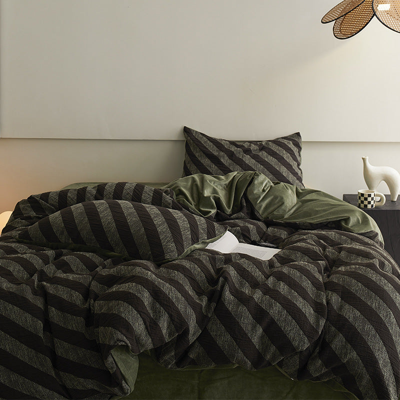 Quilted bedding set made of cotton blend fabric with textured stripes and reversible function