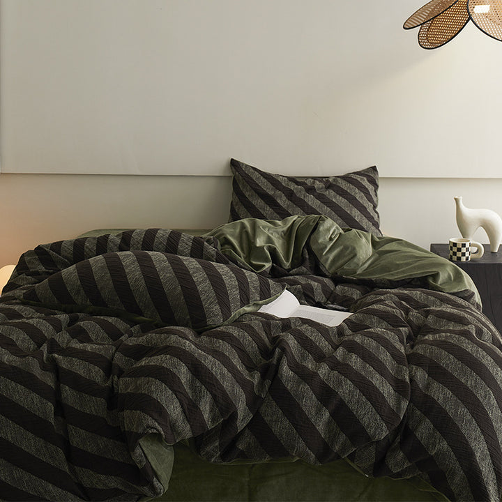 Quilted bedding set made of cotton blend fabric with textured stripes and reversible function