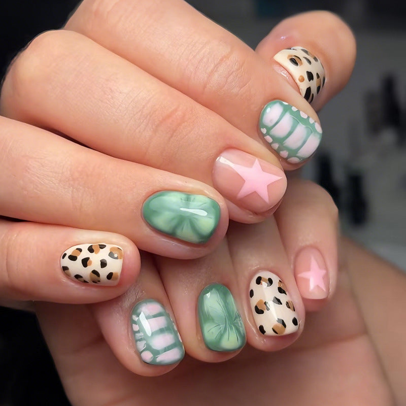 Nail kit with modern animal and flower designs Stornfield