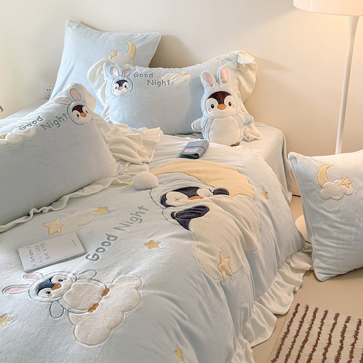 Children's bedding set with quilted plush blanket, 3D animal appliqués and ruffle