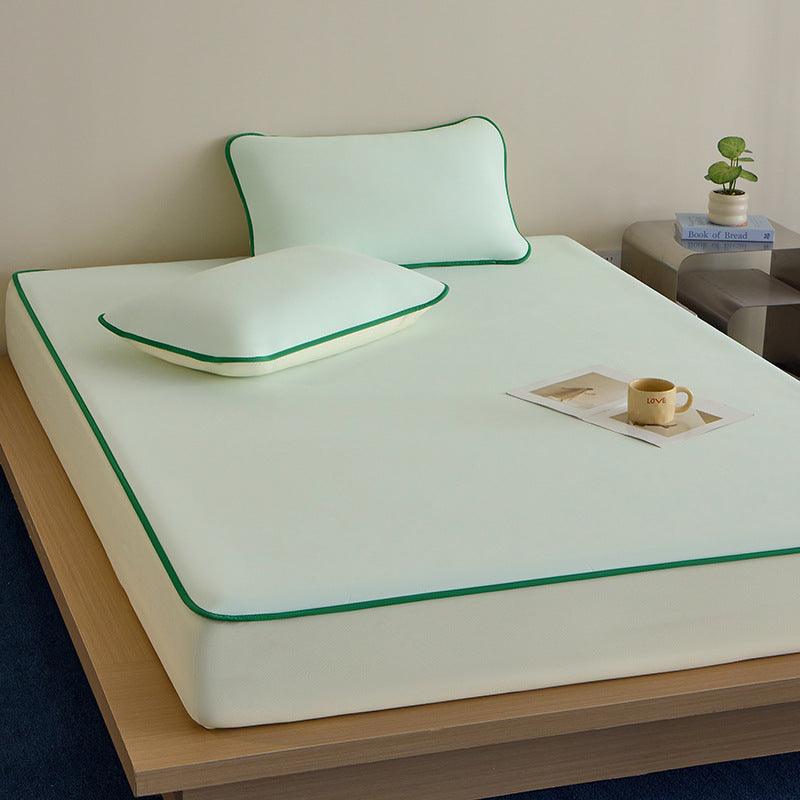 Breathable mattress protector with extra deep all-round side and fine piping