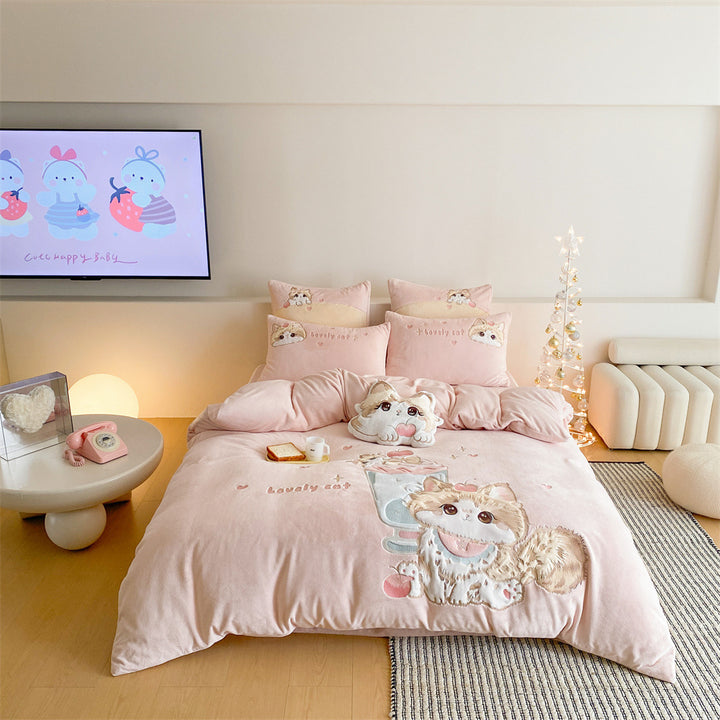 Cute quilted microfiber bedding set with three-dimensional cat appliqué and cuddle covers