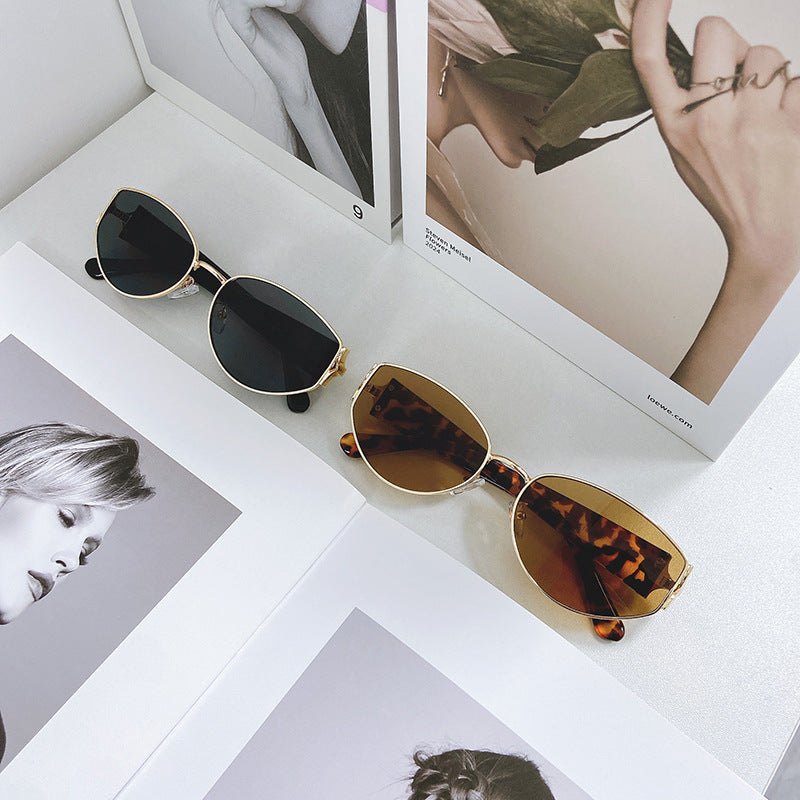 Fashionable Cat-Eye Sunglasses with Golden Frame Stornfield