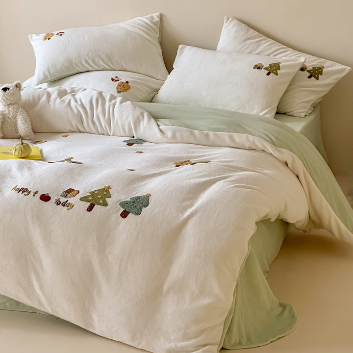 Bedding set with embroidered cupcake motifs and soft cotton blend