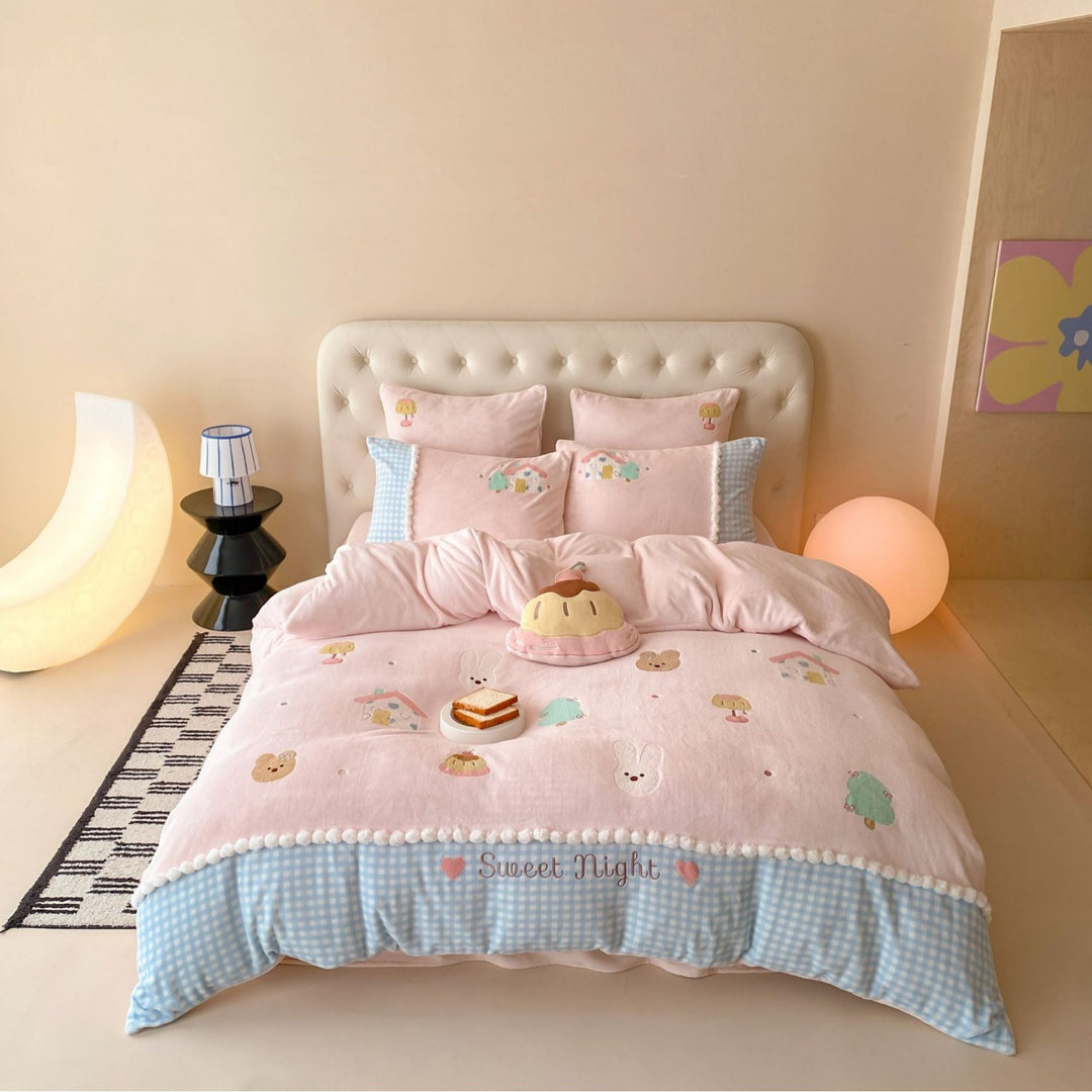 Children's bedding set made of cotton muslin with cute embroidered appliqués, pompom border and reversible function