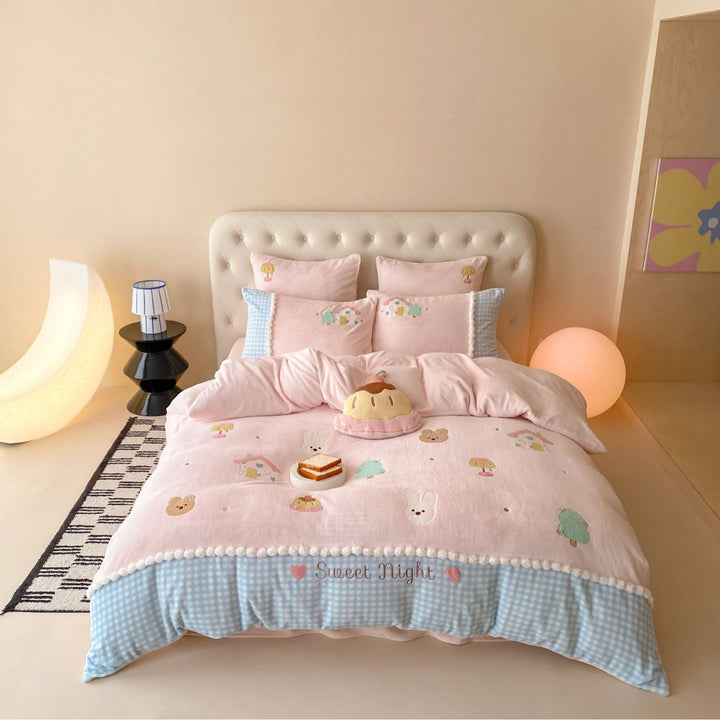 Children's bedding set made of cotton muslin with cute embroidered appliqués, pompom border and reversible function