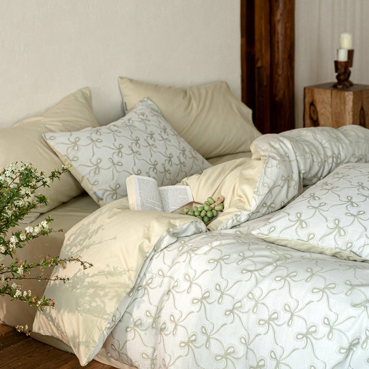 Duvet cover set made of cotton Renforcé with fine Toile flower pattern and extra soft jersey fitted sheet