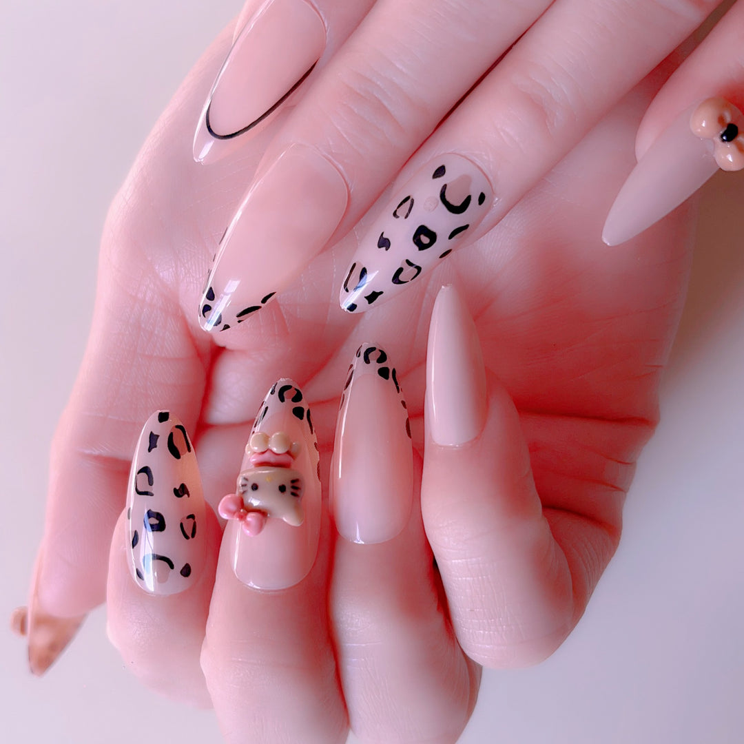 Artificial nail set with playful animal motifs and glitter accents Stornfield