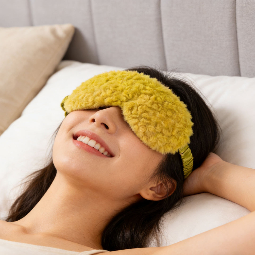 Women's luxury sleep mask with voluminous faux fur cover and softly padded eye area Stornfield