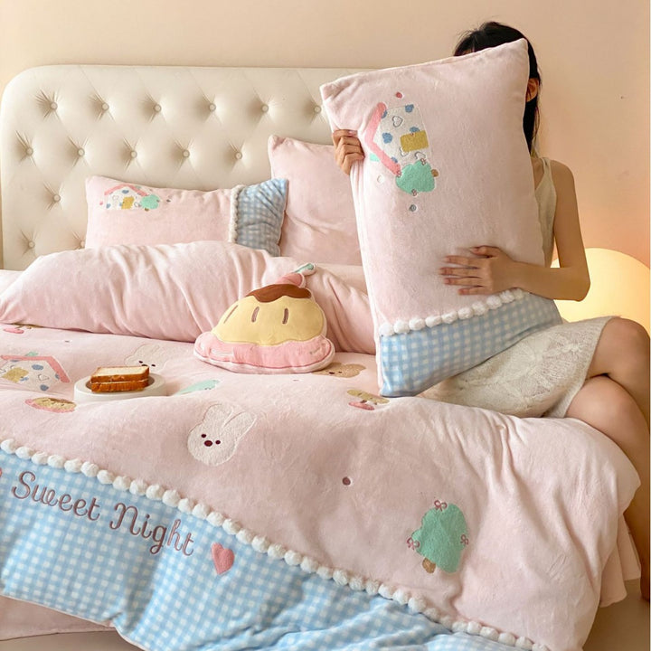 Children's bedding set made of cotton muslin with cute embroidered appliqués, pompom border and reversible function