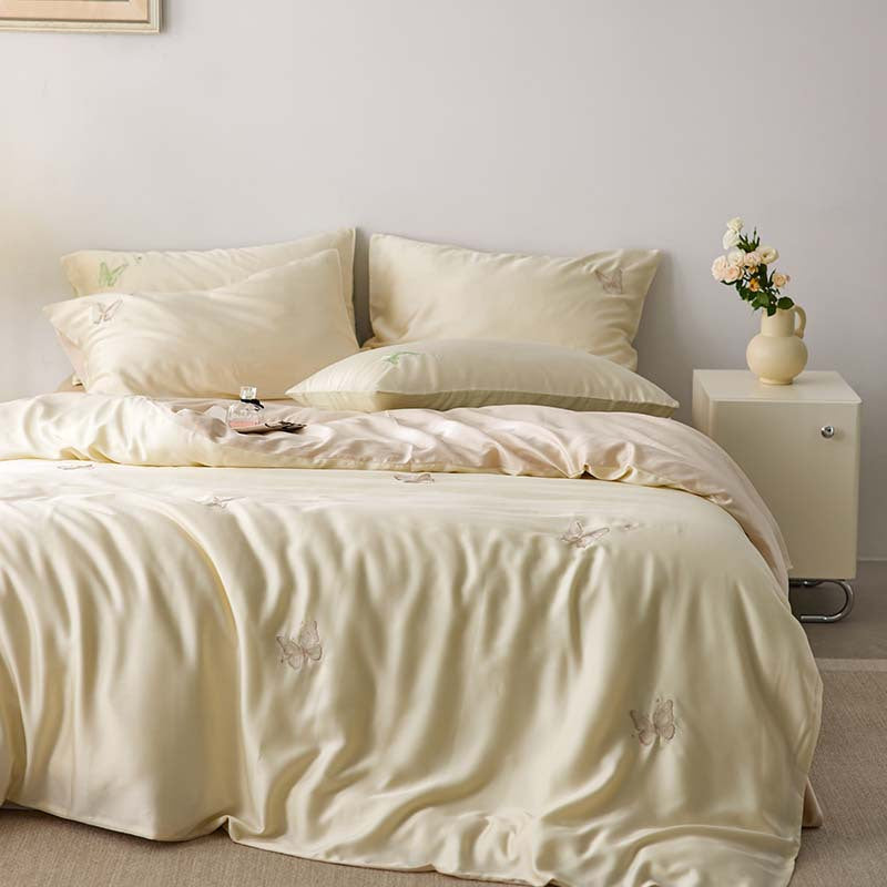 Reversible bedding set made of cotton percale with finely embroidered breakfast motifs