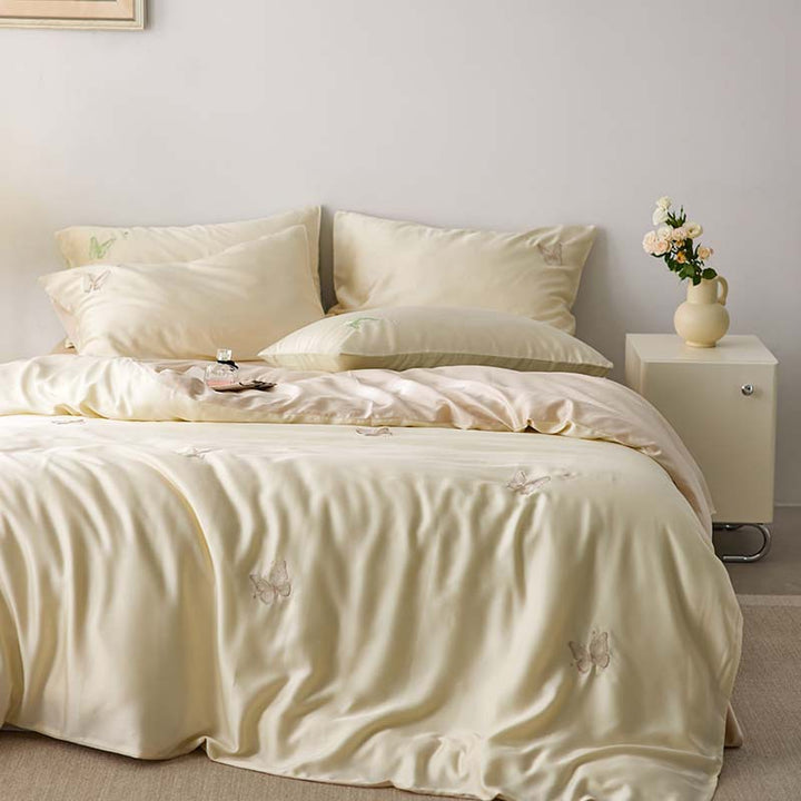 Reversible bedding set made of cotton percale with finely embroidered breakfast motifs