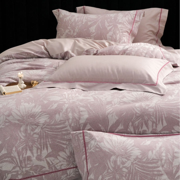 Duvet cover set made of fine cotton satin with a floral leaf pattern and subtle piping.