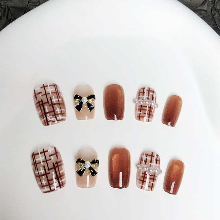 Decorative Press-On Nail Art Set with Geometric Patterns and Elegant Accents